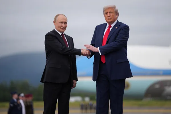 Президент США Дональд Трамп планирует встретиться с Владимиром Зеленским на саммите НАТО в Анкаре, после чего созвониться с Владимиром Путиным. В разговорах обсуждалась возможность прекращения войны между Россией и Украиной.