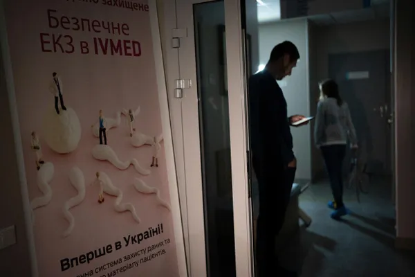 В закон «О ветеранах» внесены поправки: после вступления документа в силу бесплатное ЭКО станет доступно женам участников и инвалидов боевых действий, а также вдовам в течение пяти лет после гибели супруга; суррогат и забор биоматериала оплачиваются отдельно.