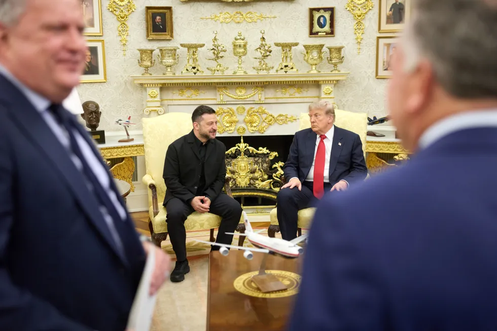 Встреча Владимира Зеленского и Дональда Трампа в Белом доме прошла более чем час и завершилась обещаниями попытаться помочь с поставками ракет Patriot; в Вашингтоне также обсуждали санкции против покупателей российских углеводородов.