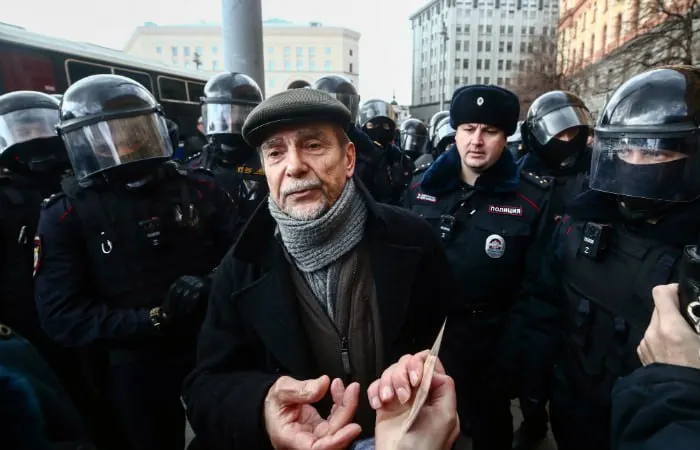 В Хорошевском суде Москвы началось заочное рассмотрение уголовного дела против 84‑летнего правозащитника: прокуратура просит 6,5 года колонии и десять лет запрета администрировать сайты по обвинениям в деятельностях «нежелательной организации» и «иностранного агента».