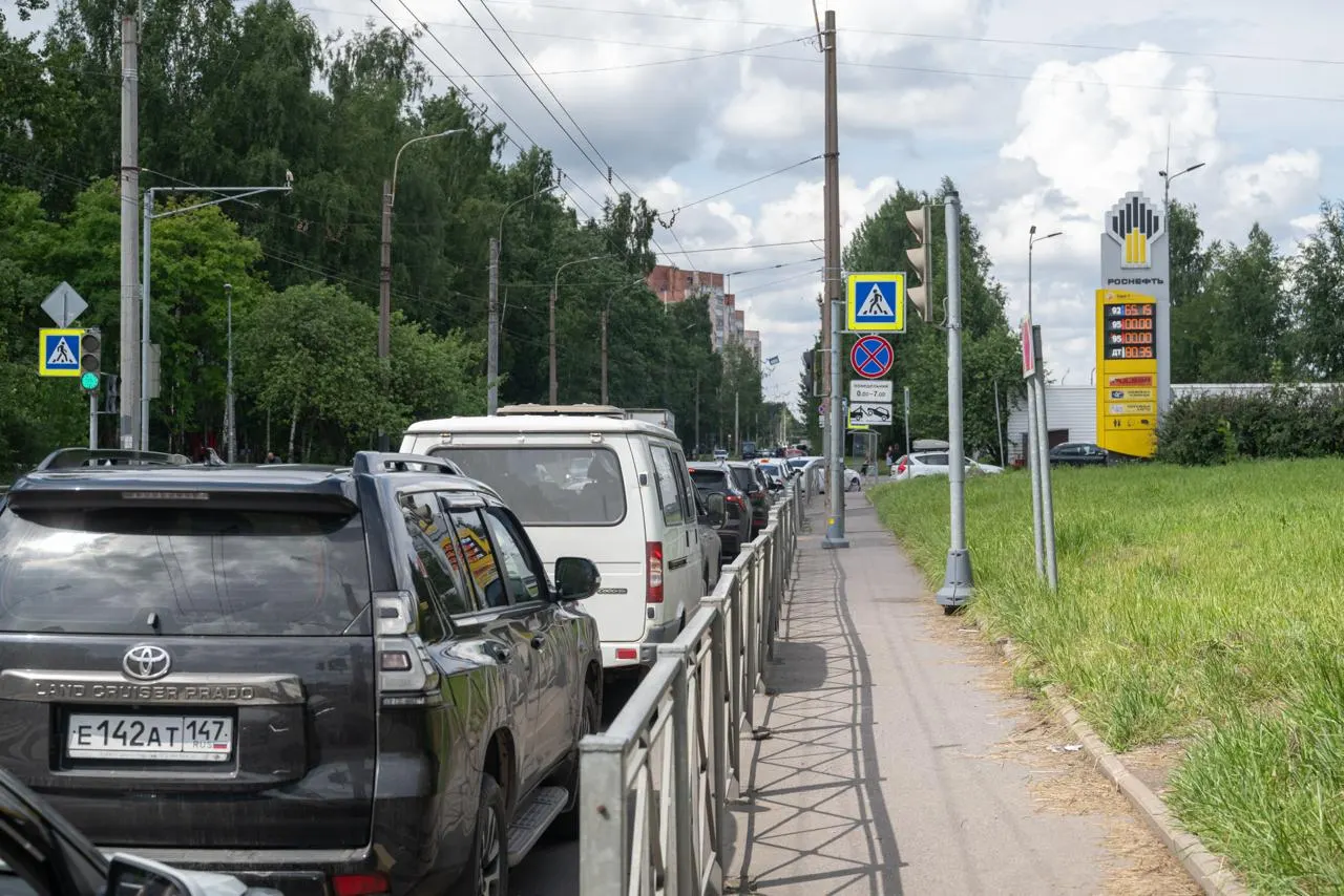 Несмотря на разрешение оборота бензина Евро‑3, петербургские заправки сообщают, что им продолжают привозить топливо Евро‑5 и предлагают водителям самим проверять документы на поставки.