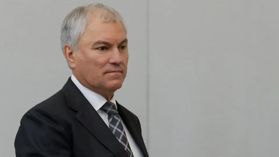Спикер Госдумы выступил за приоритетное развитие городского электротранспорта; глава транспортного комитета призвал автомобилистов «потерпеть» из‑за очередей на АЗС. Топливный кризис охватил почти всю страну — производство бензина сократилось, а объекты топливной инфраструктуры подвергались атакам.