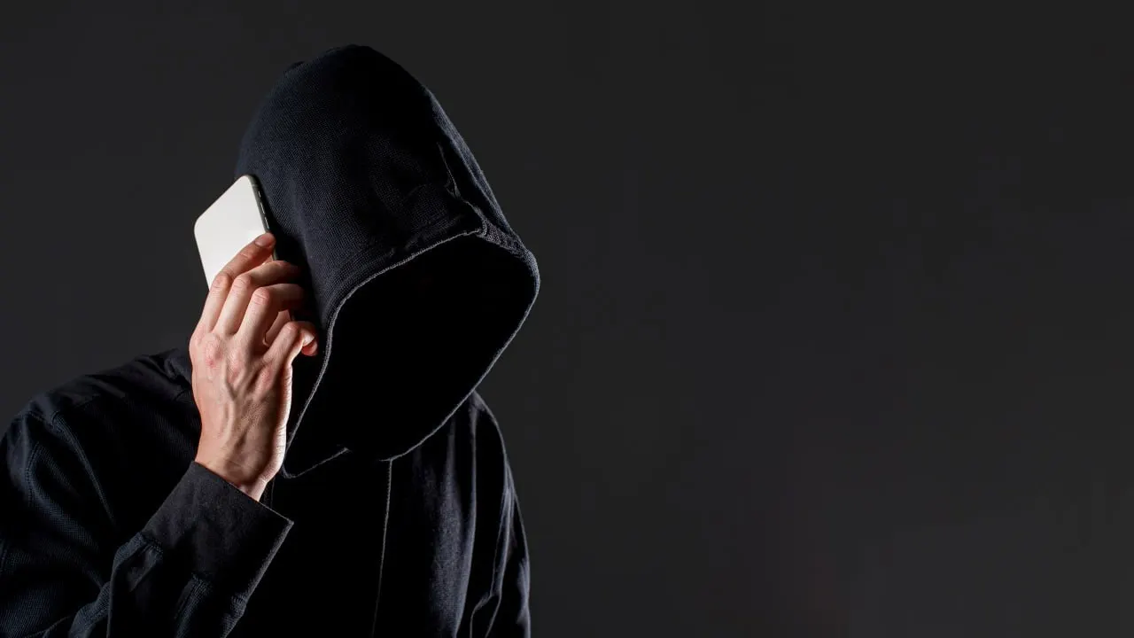 22-летняя студентка получила звонок «сотрудника налоговой», заявившего о неуплаченном штрафе; в результате ей удалось лишиться около 400 тыс. рублей.