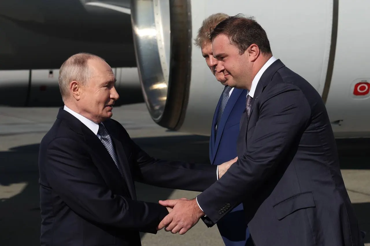 Президент России прилетел в Омск для участия в форуме межрегионального сотрудничества, где запланирована встреча с президентом Казахстана. Губернатор Омской области Виталий Хоценко встретил главу государства.