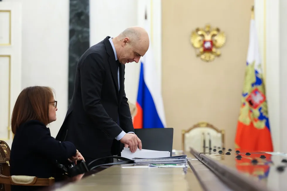Быстрое решение о расширении полномочий Минфина для оперативного покрытия дефицита снижает прозрачность бюджетной политики, повышает долговую и инфляционную нагрузку и сокращает горизонты планирования бизнеса.