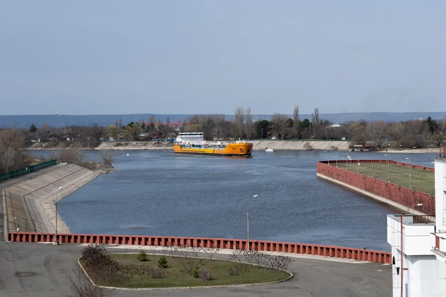 После серии ударов беспилотников в Азовском море движение по каналу остановлено — это может затронуть значительную часть экспорта пшеницы и вызвать перебои с поставками топлива в Крыму.