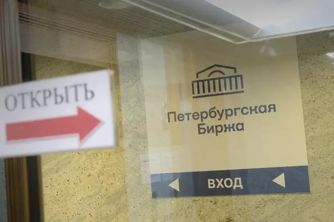Компании перестанут иметь возможность закупать бензин только для перепродажи посредникам: покупки допустимы лишь для собственных нужд или для заранее указанного конечного получателя. За несоблюдение правил возможна приостановка доступа к торгам.