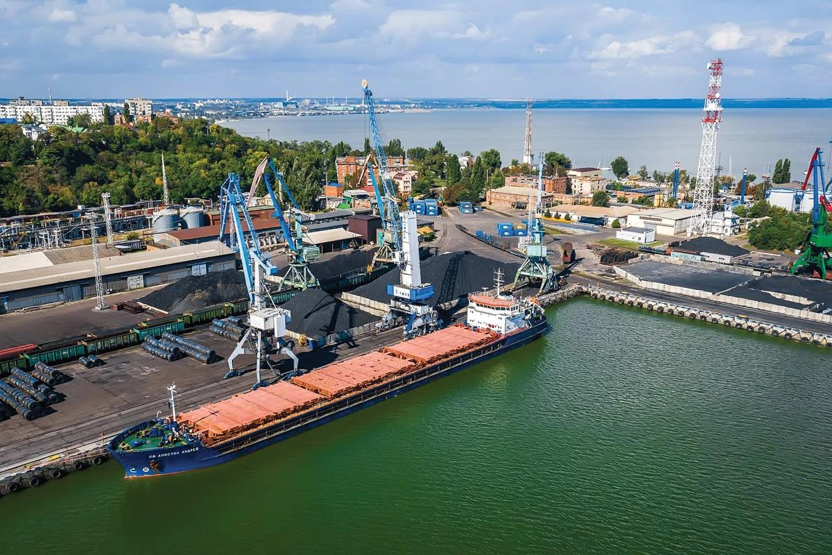 Минсельхоз предложил компенсировать до 90% затрат на железнодорожную перевозку зерна из Ростовской области в порты Чёрного и Балтийского морей после приостановки отгрузок из портов Азова из‑за атак беспилотников.