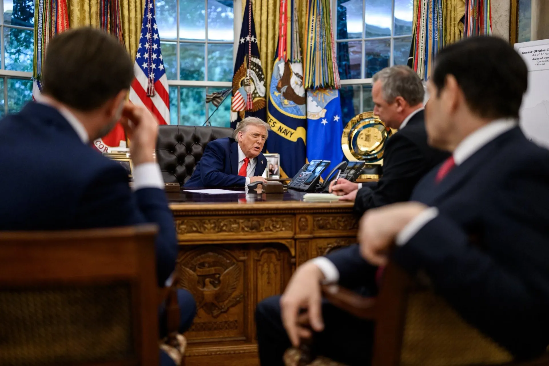 4 июля Дональд Трамп обсудил с Владимиром Зеленским и Владимиром Путиным ситуацию на фронте и дальнейшие дипломатические контакты; главы договорились о продолжении диалога на предстоящих международных встречах.
