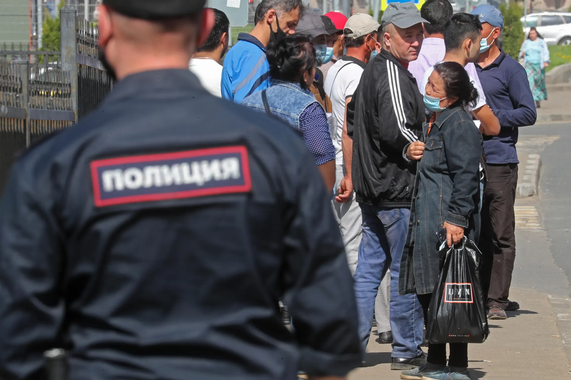 Правительство подготовило поправки ко второму чтению в Госдуме: в перечень правонарушений, за которые предлагается безальтернативное выдворение иностранцев, хотят добавить дискриминацию и неповиновение требованиям пограничников. Законопроект разработан МВД и уже прошёл первое чтение.