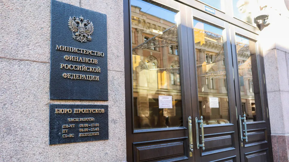 По оценкам аналитического центра, после 2022 года бюджет перешёл к «устойчиво дефицитной модели»: госдолг быстро растёт, расходы на обслуживание долга уже стали значительной статьёй расходов и могут серьёзно осложнить бюджетную политику.