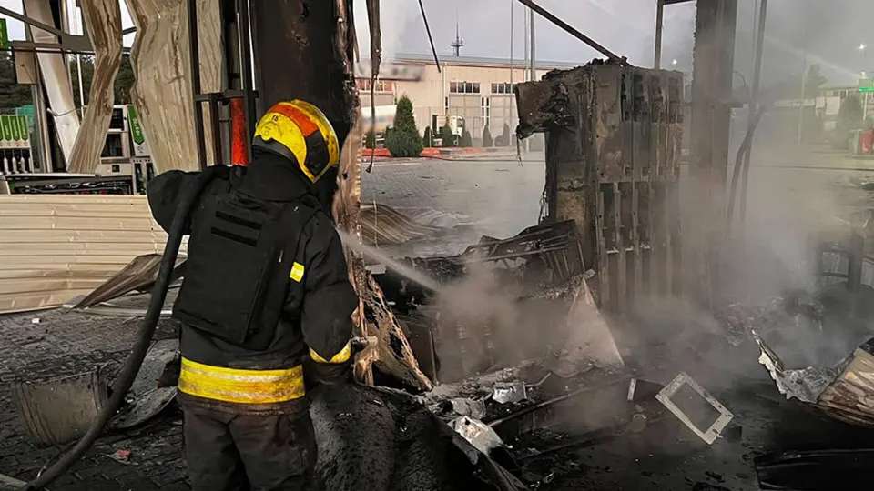 В ночь на 1 июля беспилотники атаковали автозаправки в Днепропетровской области, есть погибшие и пострадавшие. Одновременно в России отмечают резкое сокращение производства бензина, введение лимитов и рост цен до 120–140 руб./л на частных АЗС.