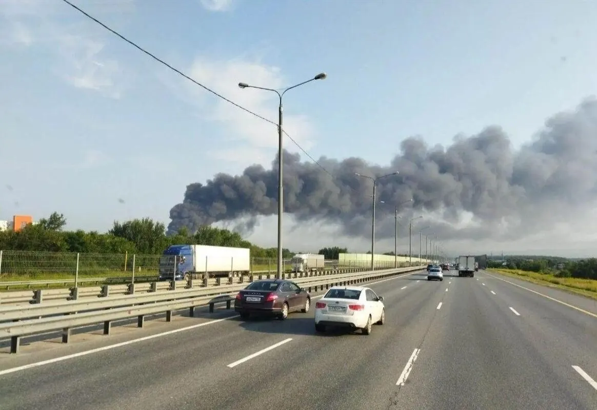 Ночью в Коледине под Подольском в результате удара беспилотников загорелся склад логистической компании 3PL. По всей стране сообщают о ряде повреждений и пожаров после массового пролёта дронов.