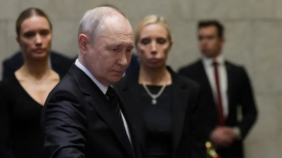По сведениям источников, президент готов продолжить наступление ради полного контроля над Донбассом, несмотря на призывы к остановке боевых действий и экономические предупреждения. Возможна новая мобилизация и расширение ударов за пределы нынешнего фронта.