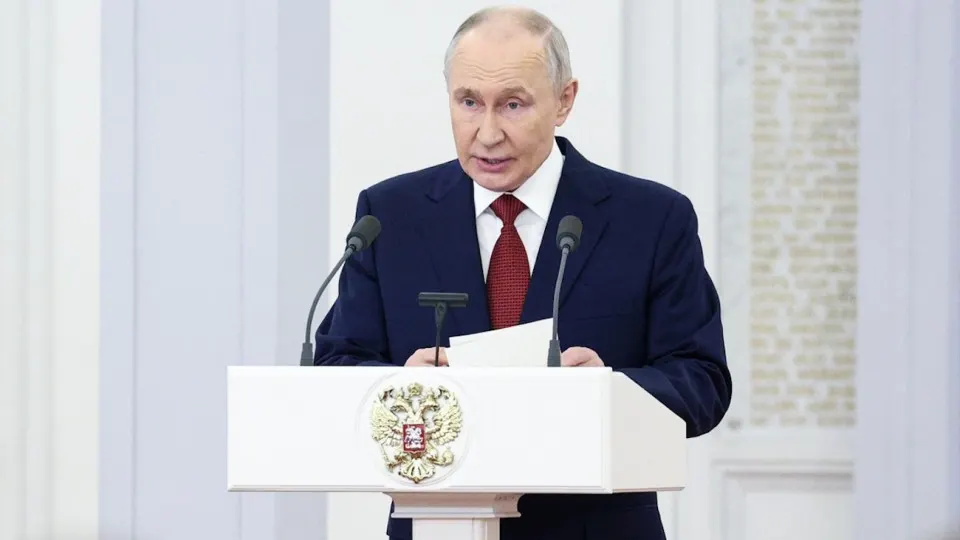 Президент заявил, что укрепление обороны и решение первоочередных социальных задач — ключевые приоритеты бюджетной политики на 2027–2029 годы. Эксперты отмечают рост фактических военных расходов и риски увеличения дефицита.