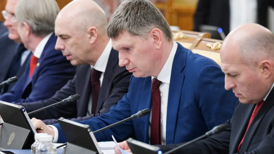 По итогам января–мая ВВП прибавил лишь 0,2%. Промышленность и инвестиции демонстрируют стагнацию, наблюдается сильная региональная дифференциация и риск перехода в рецессию на фоне падения цен на нефть.