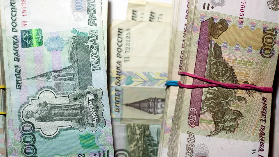 С начала июля объём наличных в обращении резко вырос, банки всё активнее берут деньги у Центробанка — эксперты предупреждают о риске ликвидностного стресса.