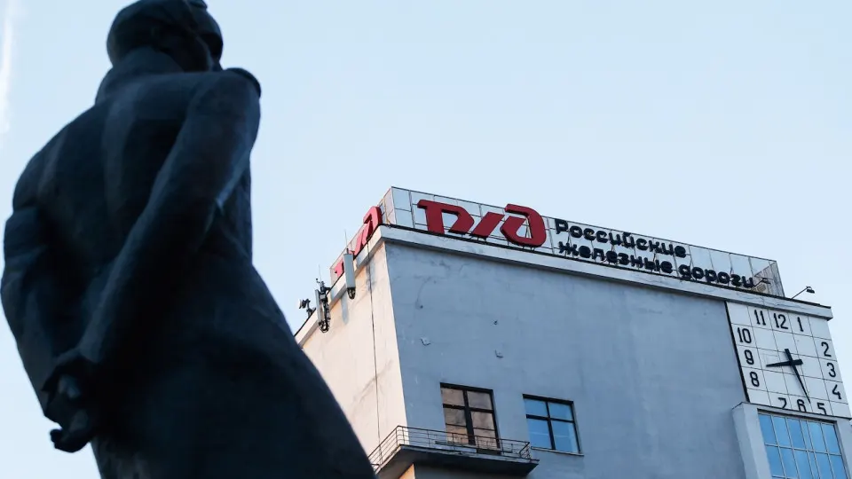 Правительство перенесло очередное повышение тарифов РЖД на 1 октября, чтобы поддержать монополию с большими долгами и сокращением перевозок. Компания также объявила экономию за счёт сокращений и урезания инвестпрограмм.