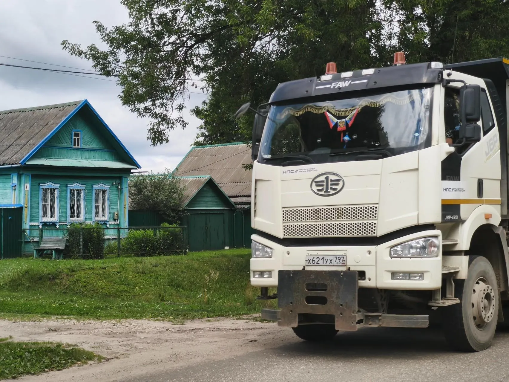 Жители деревень вдоль трассы Москва — Санкт-Петербург сталкиваются с изъятием жилья и новым соседством с поездами и грузовиками.