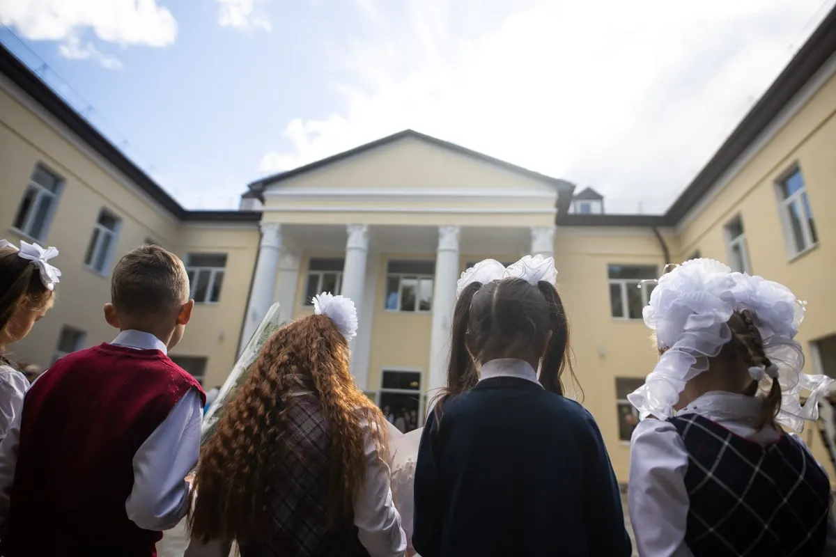 Родителей призывают фиксировать повышения цен на школьную форму и сообщать о случаях в ФАС; рынок перед 1 сентября ожидает усиленного контроля.