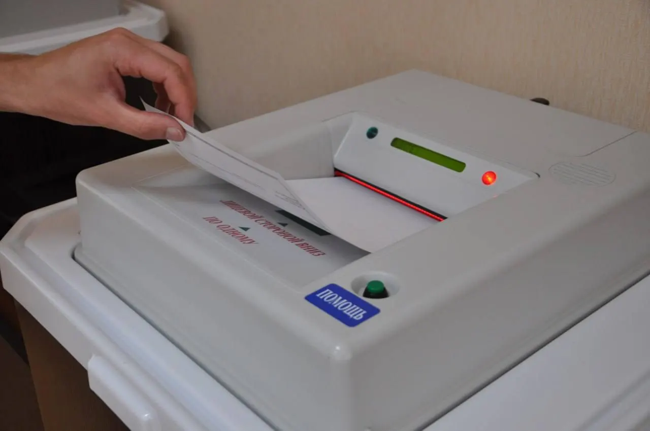 В ряде регионов зафиксирован дефицит электронных комплексов обработки бюллетеней (КОИБ) из-за задержек поставок, что может привести к ручному подсчёту бюллетеней.
