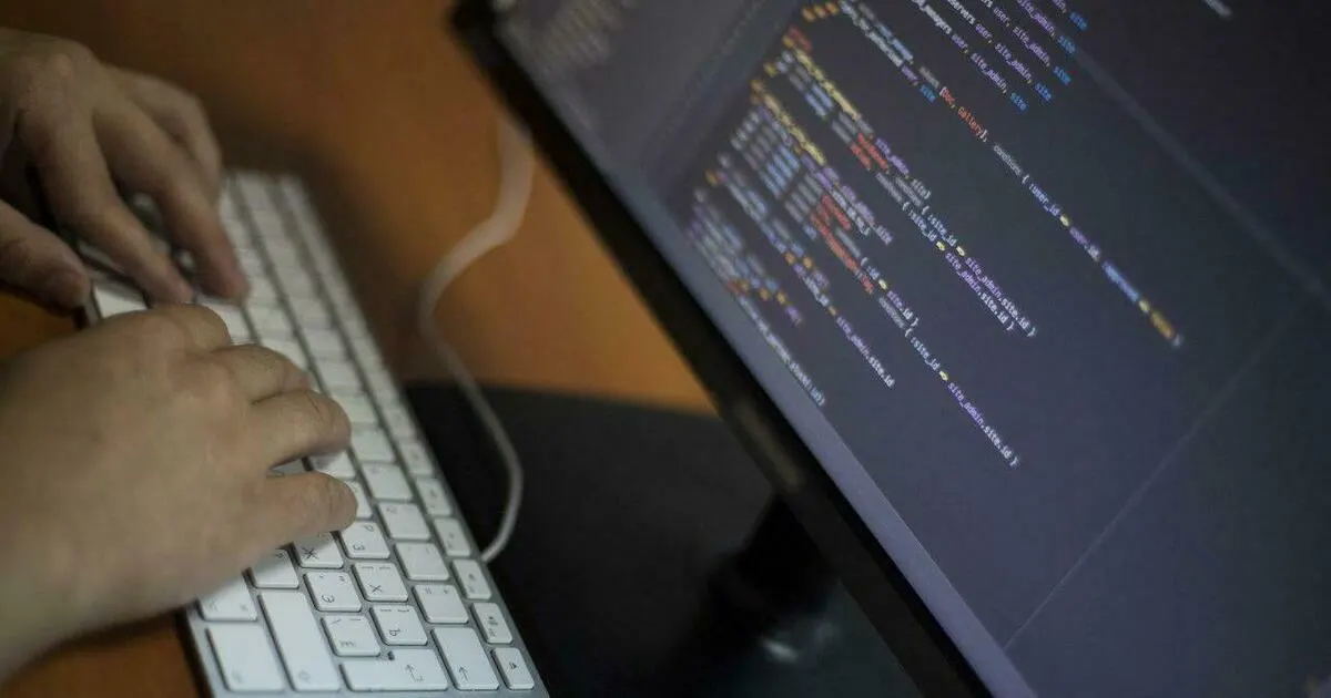 Мошенники создают фальшивую платформу для регистрации учителей под предлогом новой системы учета успеваемости; жертвы могут передать персональные данные через фишинг и Госуслуги.