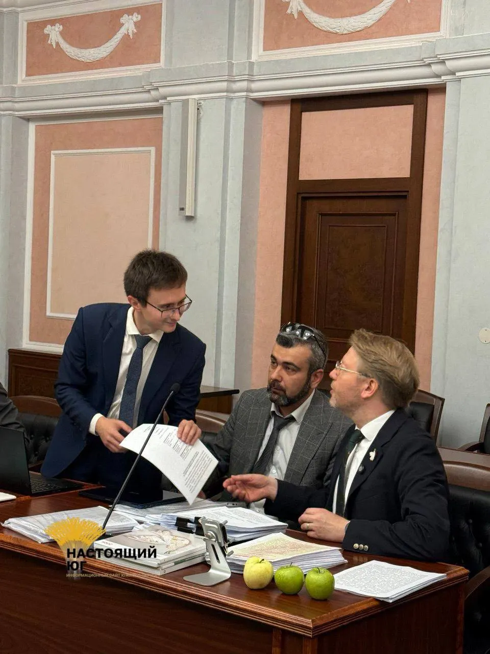 Официальные лица заявили о нарушениях в агитации и авторских правах, включая цитату Григория Явлинского, не связанную с кампанией; обсуждается текст бюллетеня и возможность изменений после решения суда.