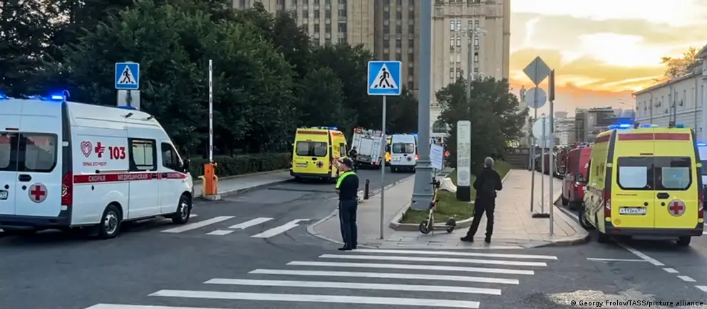 Взрыв у входа в ресторан на Кудринской площади 1 августа привёл к нескольким смертям и десяткам пострадавших. Следствие рассматривает версию покушения на главнокомандующего ВКС Александра Чайко; возбуждено дело по статье о террористическом акте.