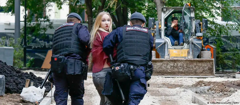 После заседания Верховного суда Москвы десятки протестующих задержаны возле здания суда; проходят задержания, изымаются телефоны, стороны заявляют о нарушениях. Партия «Яблоко» обжаловает запрет на участие в выборах.