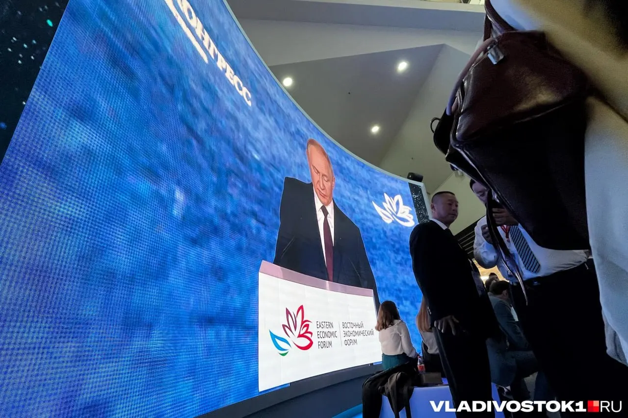 Президент России примет участие в заседаниях XI Восточного экономического форума и встретится с региональными лидерами во Владивостоке.
