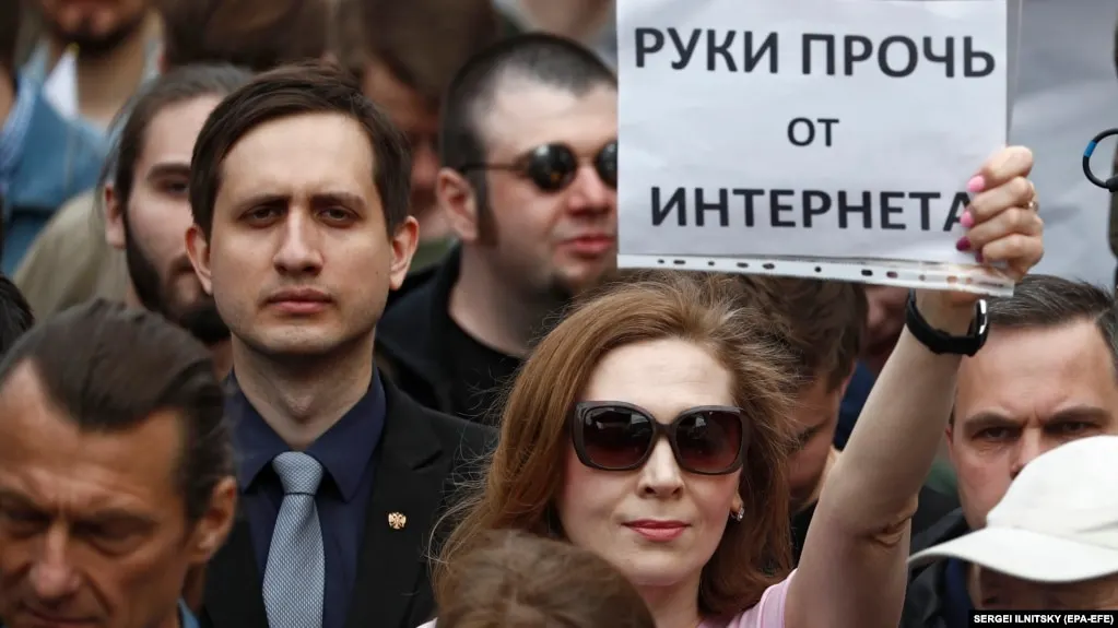 Масштабная блокировка VPN‑сервисов затронула десятки хостингов; власти заявляют о необходимости контроля обхода ограничений, однако эксперты предупреждают о рисках повторных попыток обхода.