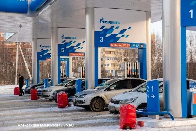 Клиентам доступна заправка в любом объёме, оплата после заправки. Лимиты отменены в Москве, Московской области и ещё в девяти регионах России.