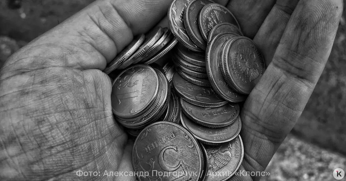 По данным Фонда социальных выплат, на 1 июля 2026 года средняя пенсия по старости достигла 27 224 рубля. В то же время работающие пенсионеры получают около 24 929 рублей, неработающие — примерно 27 850 рублей.