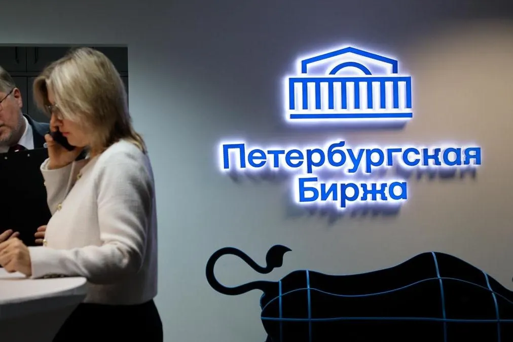 Правительство вернуло допуск к продаже бензина Евро-2–Евро-4 и объявило временные смягчения при маркировке топлива, чтобы стабилизировать поставки по регионам, включая Оренбургскую область.