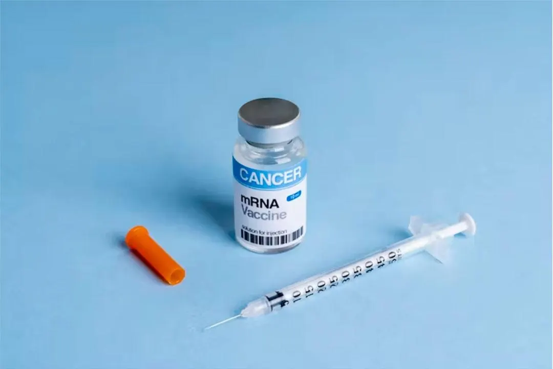 Moderna и Merck объявили об успешных испытаниях персонализированной мРНК‑вакцины против меланомы. Индивидуальные вакцины создаются под опухоль каждого пациента; акции компаний резко выросли, поднимая вопросы о будущем такого подхода к лечению рака.