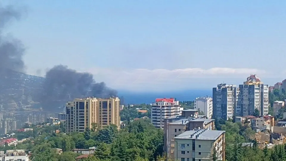 7 августа Украина ударила по побережью Ялты с помощью морских и воздушных дронов. В городе возник пожар возле здания на набережной; власти и местные жители описывают развитие событий.