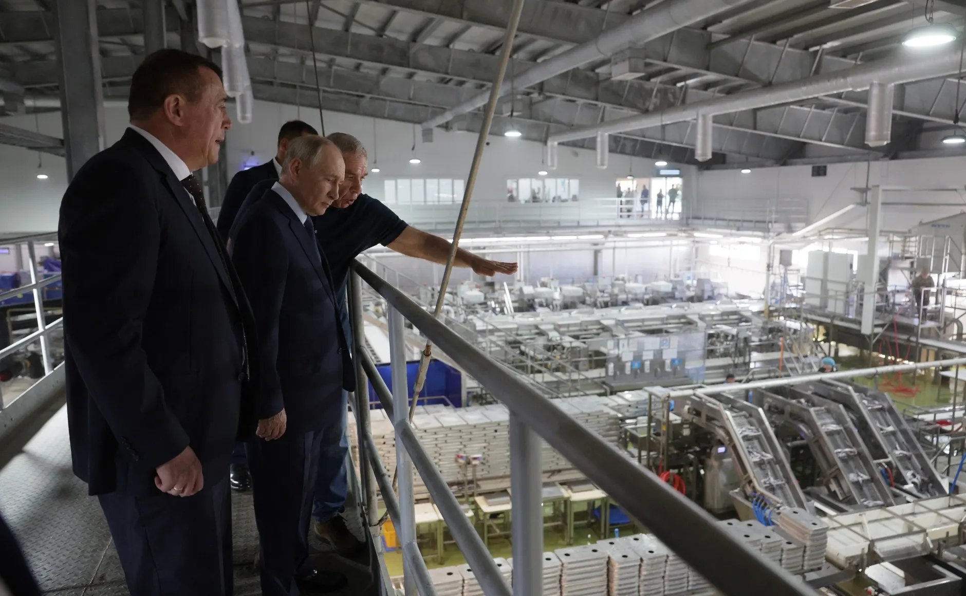 Президент России побывал на Курильских островах, что спровоцировало резкую реакцию Японии и дипломатические заявления с обеих сторон.