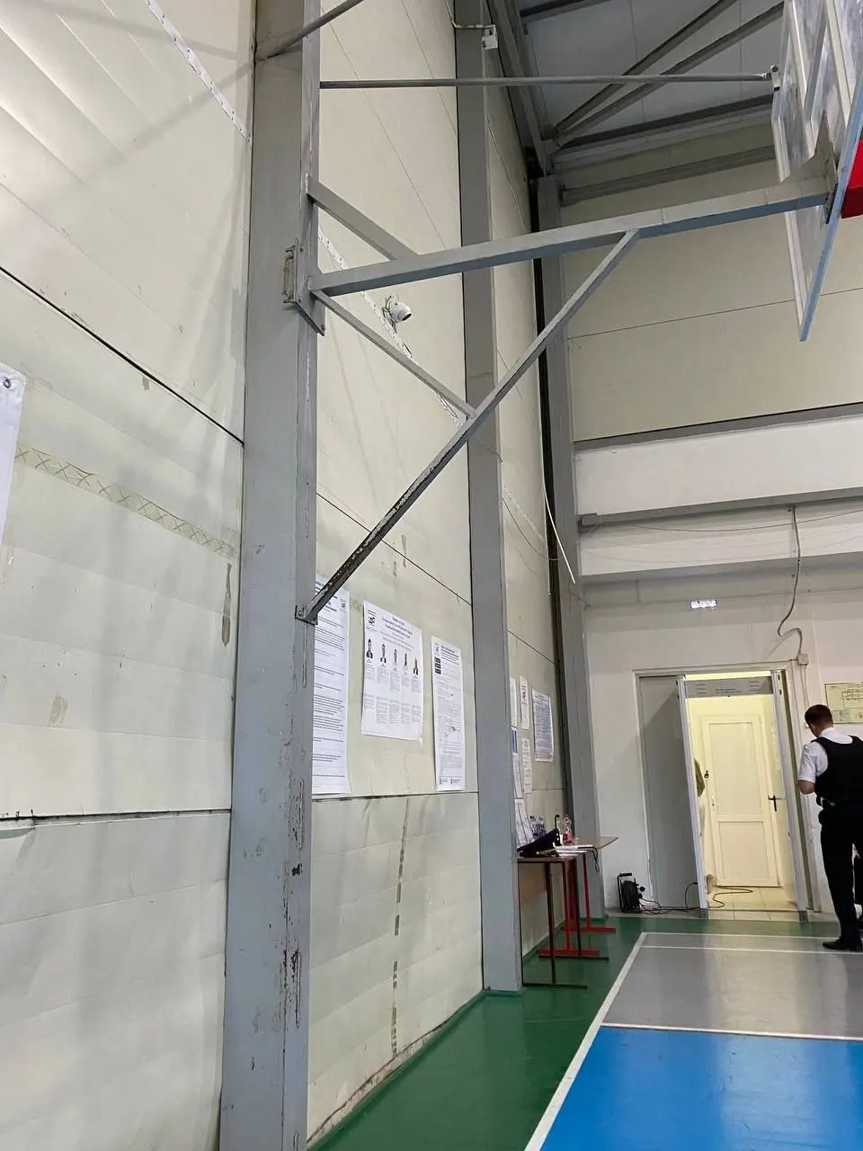 Во второй день трёхдневного голосования независимые наблюдатели из разных регионов сообщают о нарушениях процедур и ограничении их работы на участках в разных городах.