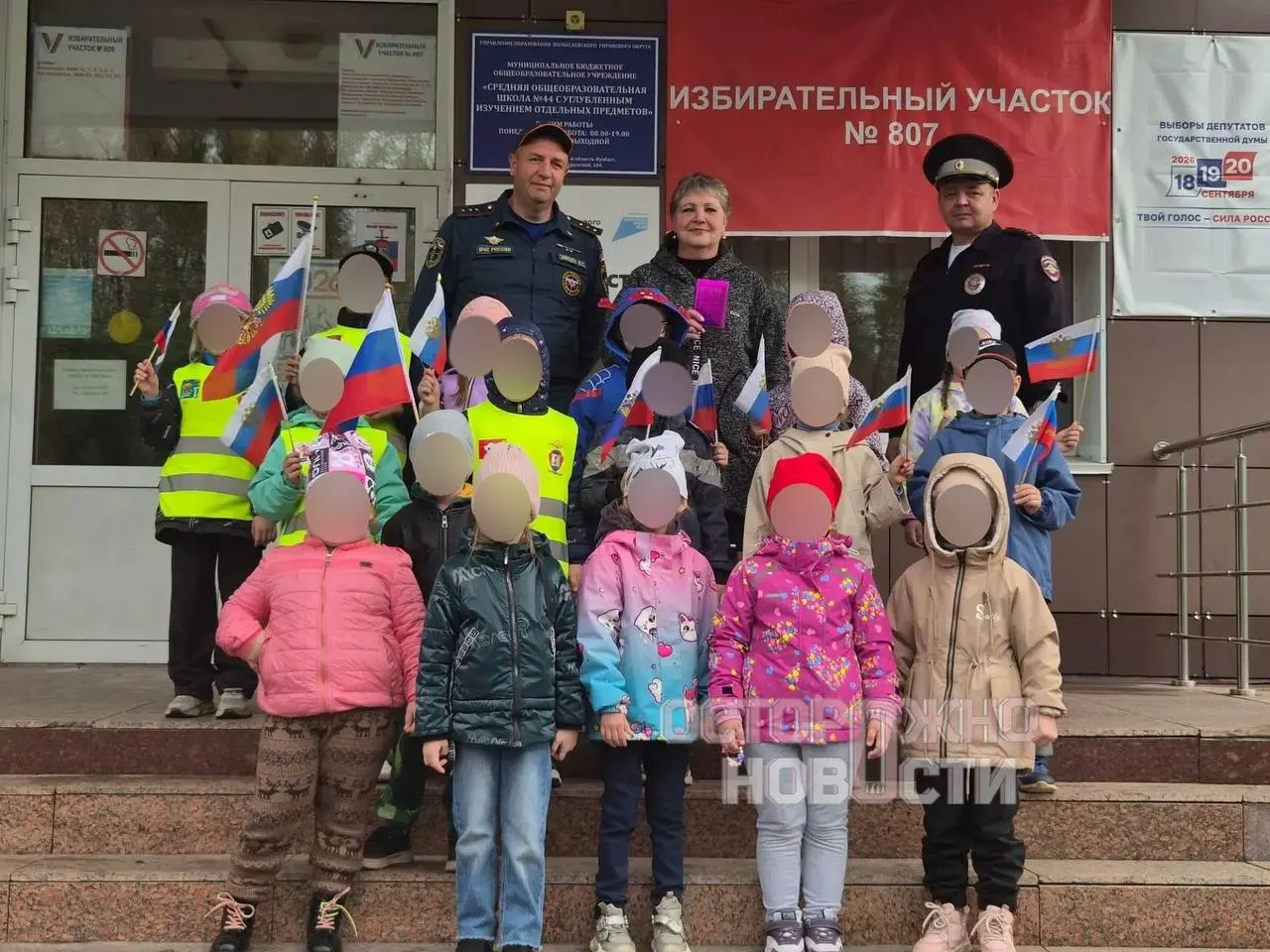 В нескольких регионах сообщается о мероприятиях, где воспитанники садиков участвуют в голосовании в формате игр, экскурсий и симуляций, а педагогический персонал организует наблюдение и участие детей в процессе.