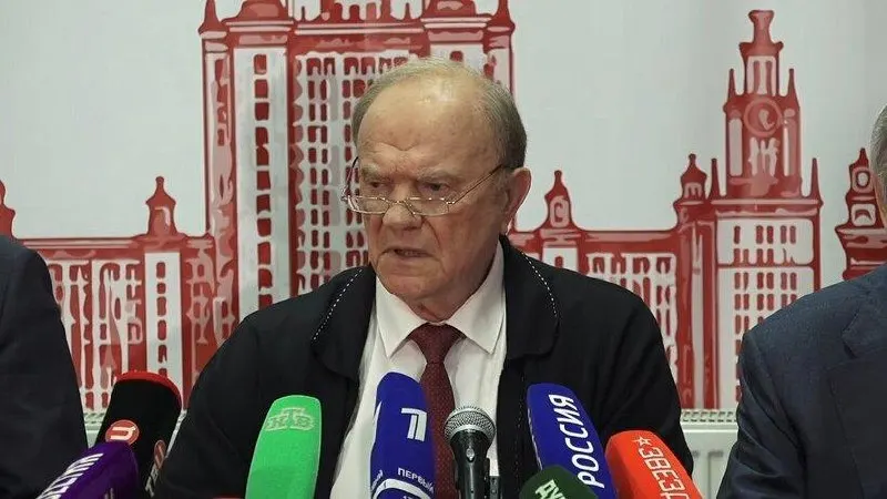 Лидер КПРФ предупредил, что продолжение текущей политики приведет к экономическому и технологическому отставанию страны; он потребовал радикального изменения курса. В тему обсуждаются рост тарифов на ЖКХ, снижение рождаемости и нехватка пенсий.