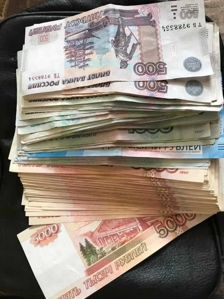 Депутаты предлагают обязать работодателей выплачивать годовую премию для всех работников, часто именуемую 13-й зарплатой. Инициатива на первом этапе касается работников бюджетной сферы; законопроект уже внесен в Госдуму.