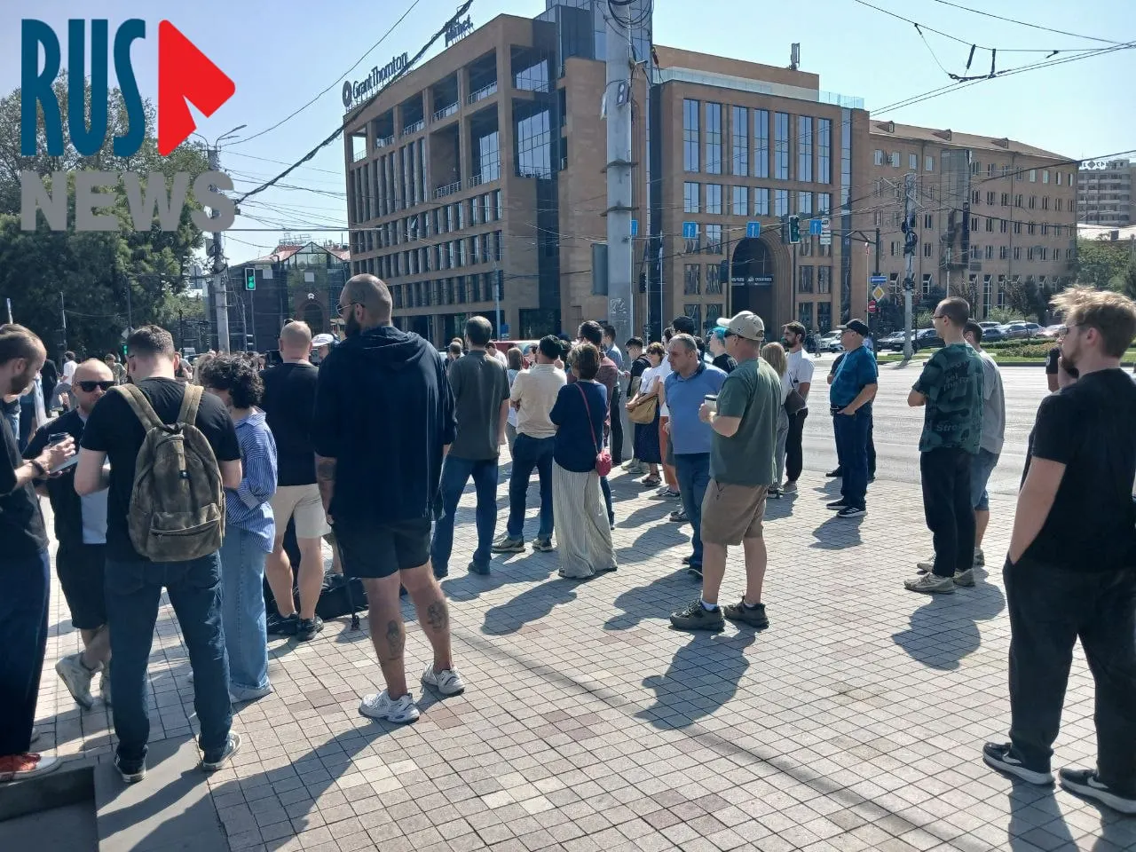 Очередь у входа к участку продолжает расти; среди пришедших — россияне, активисты и правозащитники; рядом проходит митинг около ста человек.