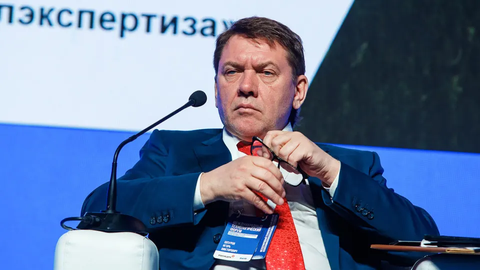 Руководителя государственной комиссии по запасам полезных ископаемых задержали по делу о взятке; следствие продолжается.