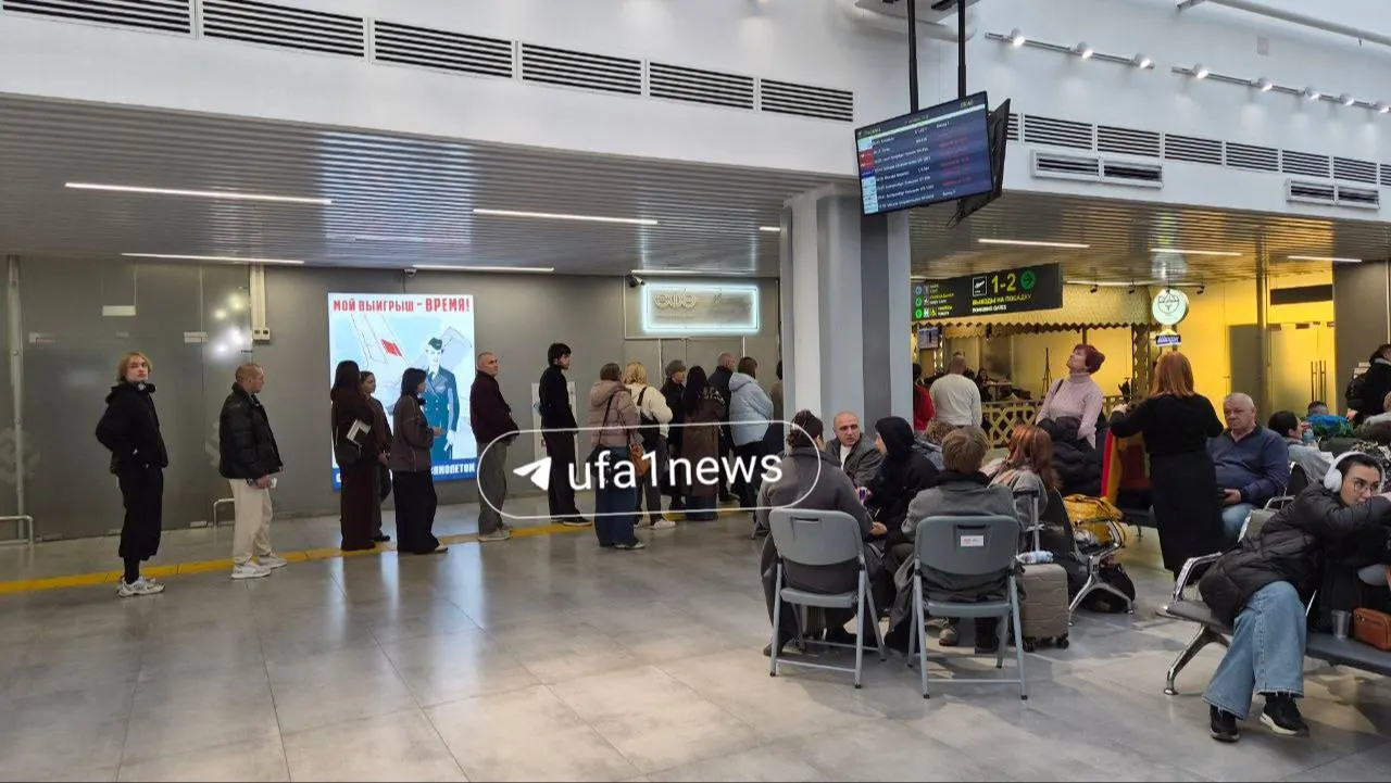 После длительных задержек рейсы из Уфы и в Уфу вновь отправляются. В маршрутах — Москва, Оренбург, Екатеринбург и Казань; пассажиры ждут вылеты.